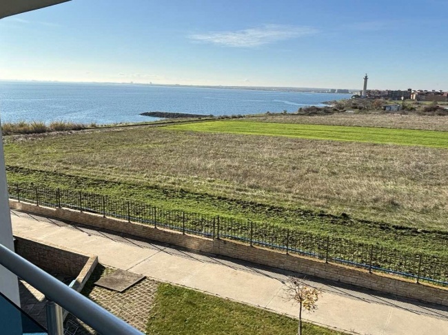 Sea front apartment for sale in Ravda