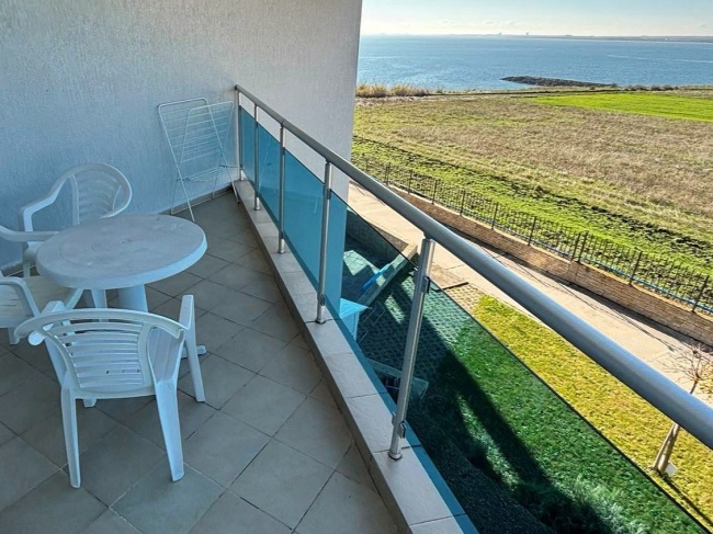 Sea front apartment for sale in Ravda